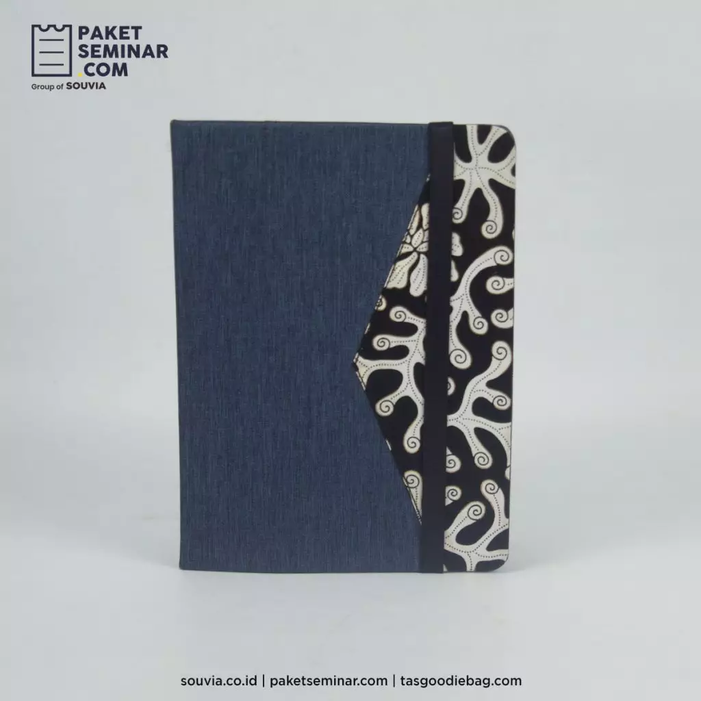 Buku agenda batik hardcover merupakan souvenir unik cocok diberikan sebagai employee kit